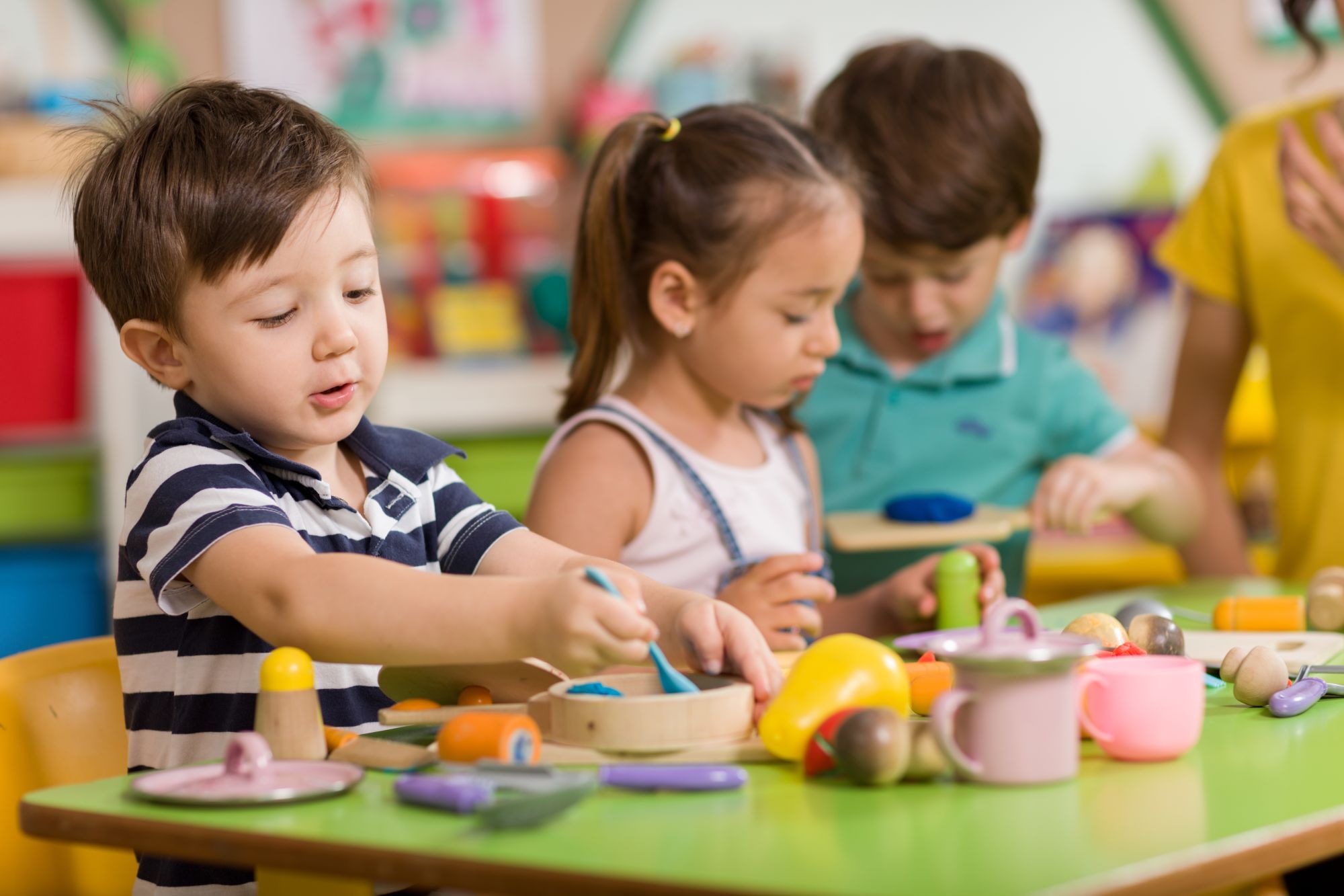 Children_playing_at_table.jpg