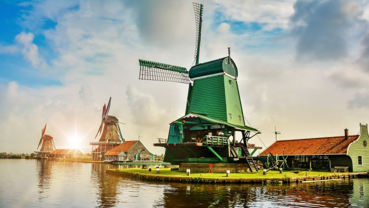 odr_trips_Zaanse_Schaanze_Windmills_Amsterdam_GettyImages-653970466 750x422.jpg